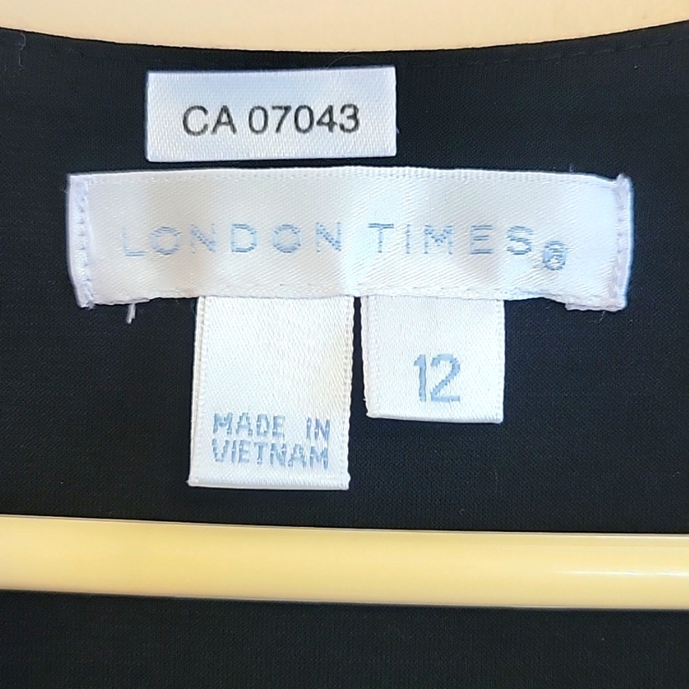 London Times Sleeveless Dress with a Chevron Pattern - Picture 6 of 9